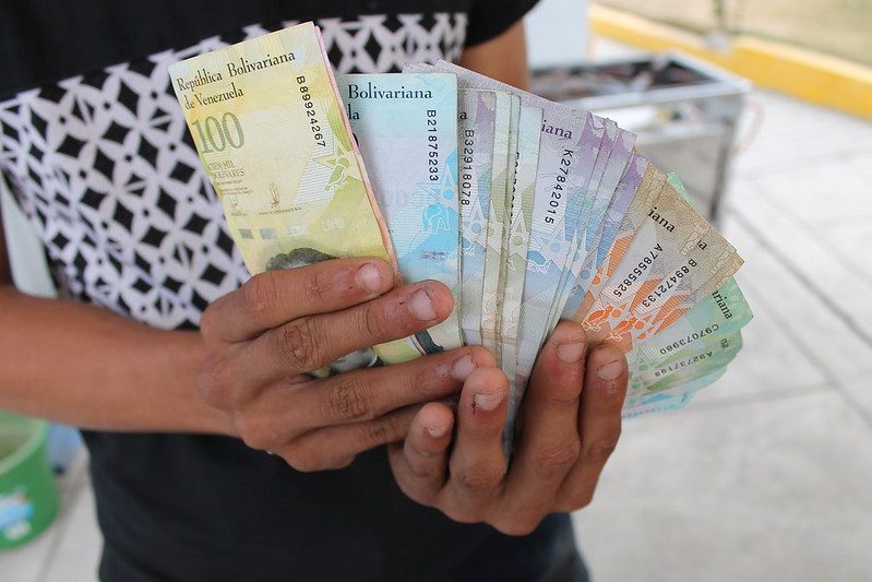 Venezuelában “aranypelyhekkel” fizetnek az emberek, hogy megvédjék magukat a hiperinflációtól!