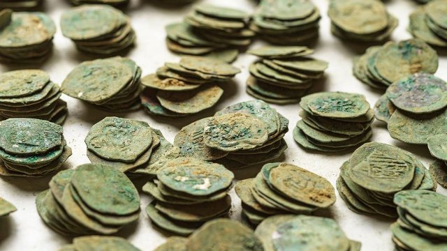 Felbecsülhetetlen értékű, 6000 db-os középkori ezüstérme kincsre bukkantak