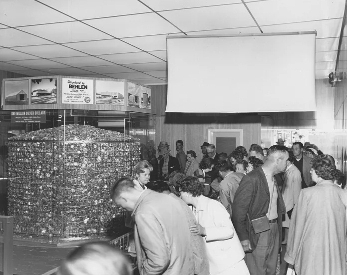 Az 1962-es seattle-i világkiállításon numizmatikai történelmet írtak! Akarsz látni 30 tonna, ( 1 millió db ) ezüst 1 dolláros érmét egy rakáson!?