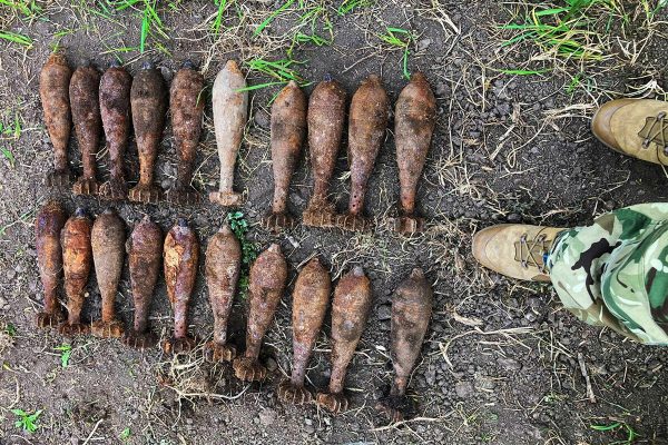 Lócsontváz és 85, különböző gyártmányú világháborús aknavető gránát került elő egy mezőzombori szántóföldön!