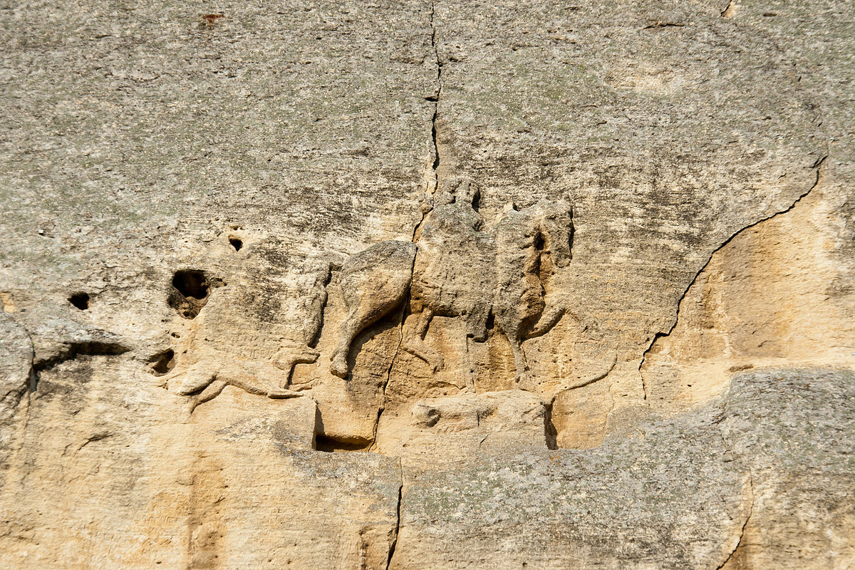 Vajon felismered, hogy a kőfalon látható lovas, melyik ország érméjén, érméin látható?
