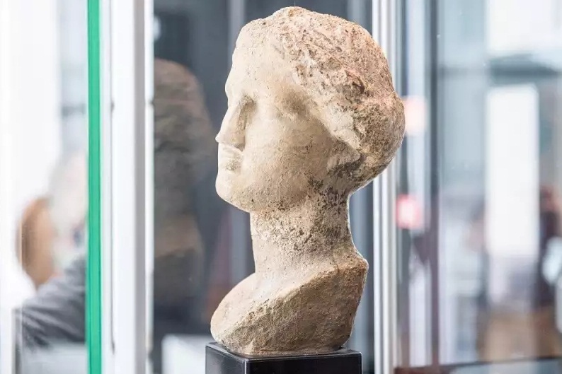 Pannóniából származó ókori Vénusz-szoborfejre licitált sikeresen egy magyar múzeum, Belgiumban!