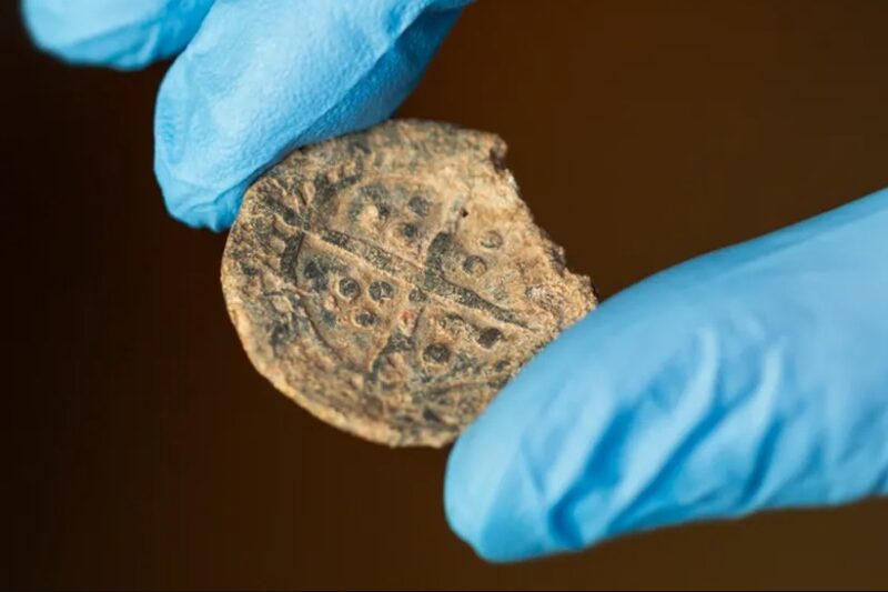 Karácsonykor osztogatott középkori „Szent Miklós penny”-t találtak Karácsony környékén! :)